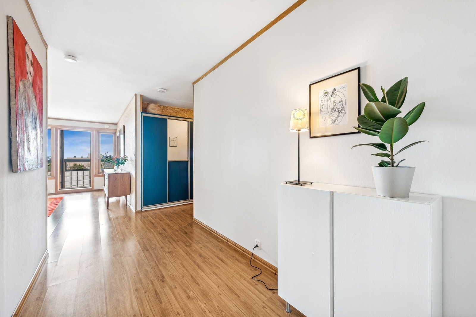 Det er en sosial og gjennomgående løsning som gir mye lys til både stue og kjøkken. Galleribilde