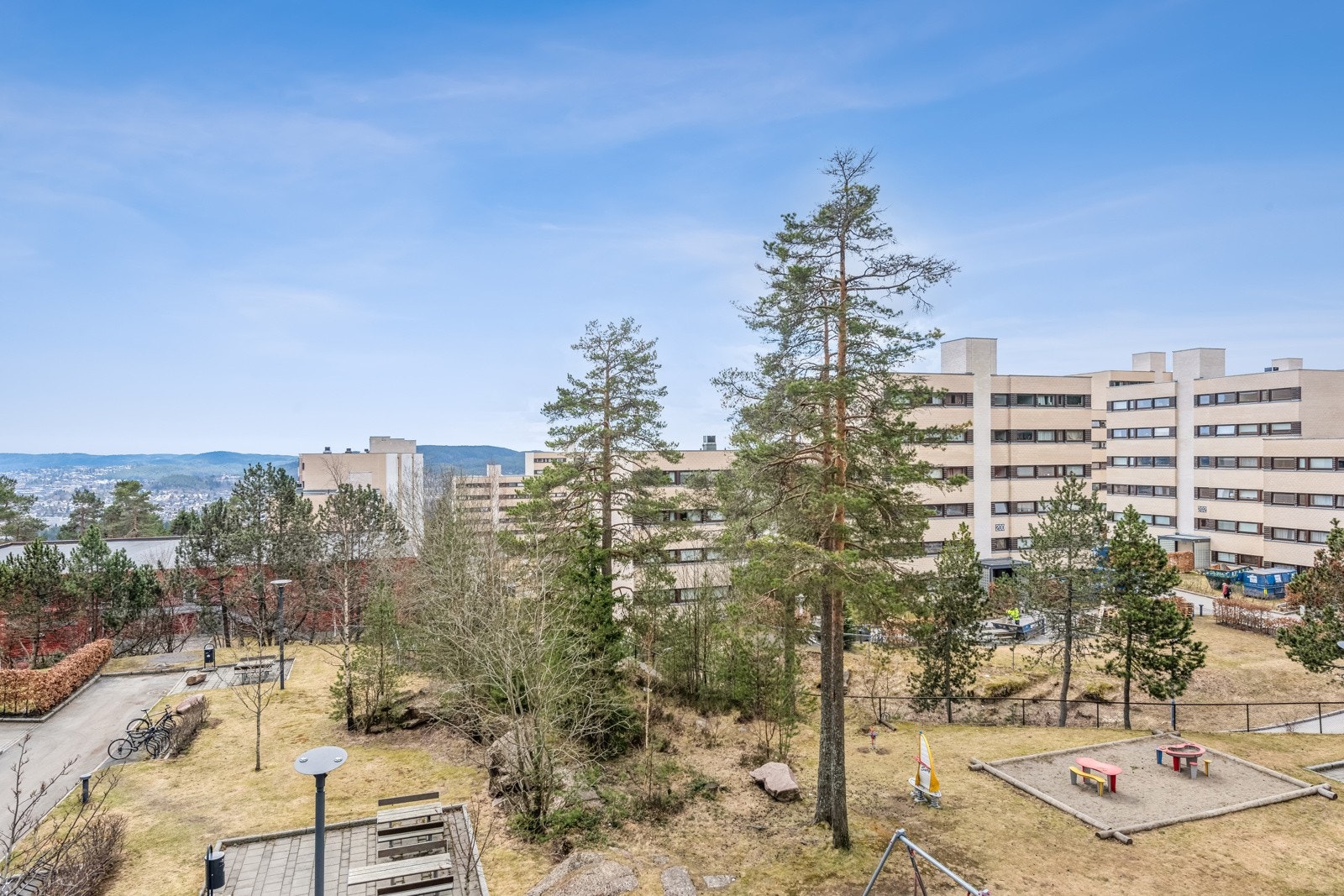 Flott utsikt over borettslagets fine fellesområder og helt over mot Lindeberg. Galleribilde