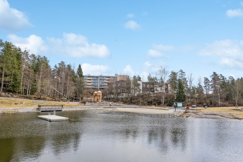 Idylliske Svarttjern badevann hvor de både griller, bader, soler seg eller bare går en tur. Galleribilde