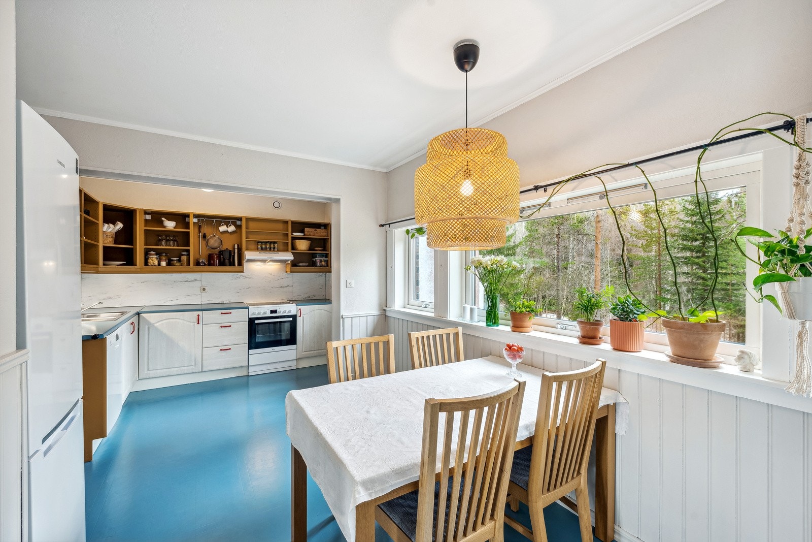Romsås beste løsning på kjøkken hvor du har god plass til spisebord hvor du kan samle både venner og familie. Galleribilde