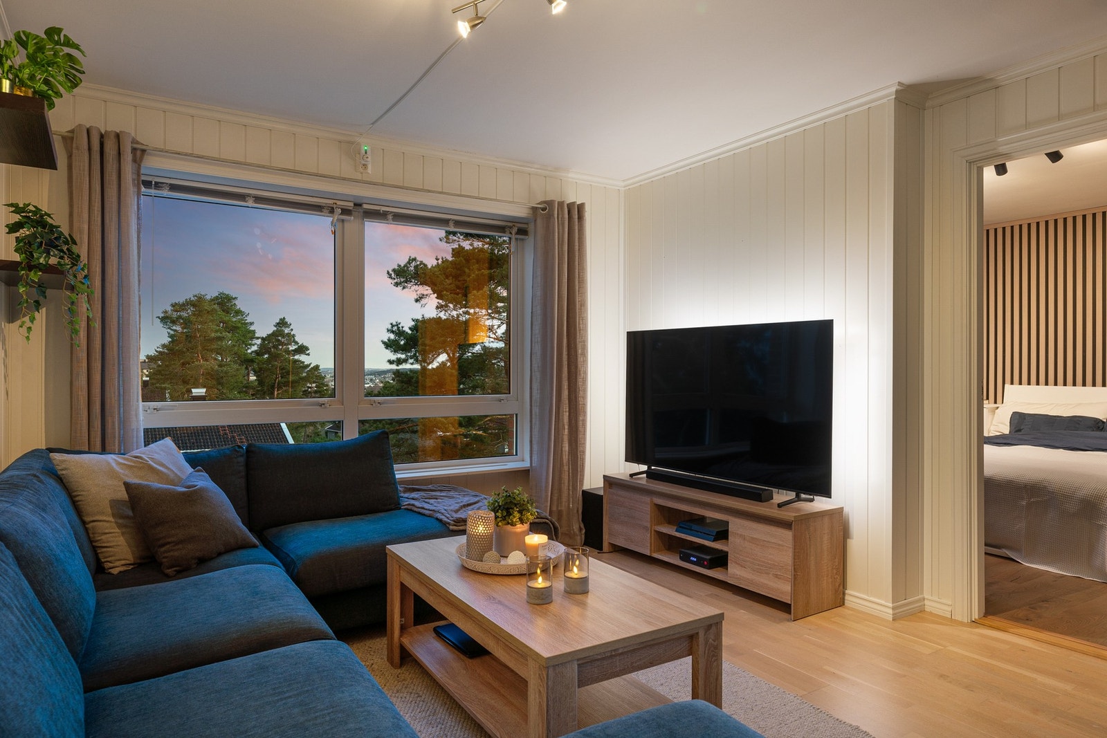 En lys og innbydende leilighet med entré, to soverom, toalettrom, bad/vaskerom og stue/kjøkken. Galleribilde