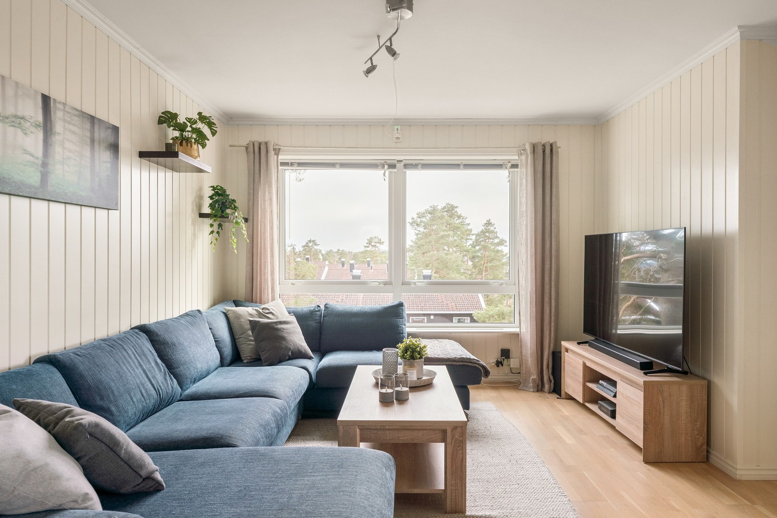 Dagslyset som slipper inn i stuen er det heller ingenting å utsette på. Galleribilde