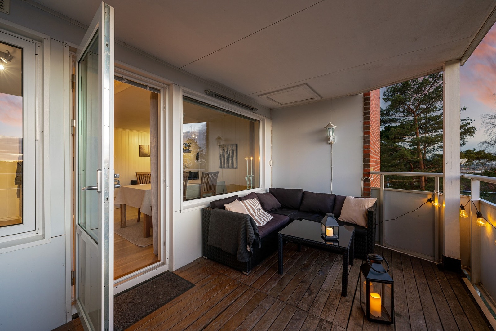 Det er god plass til en utesofa og diverse møblement. Balkongen er overbygd, lun og skjermet i høyden. Galleribilde