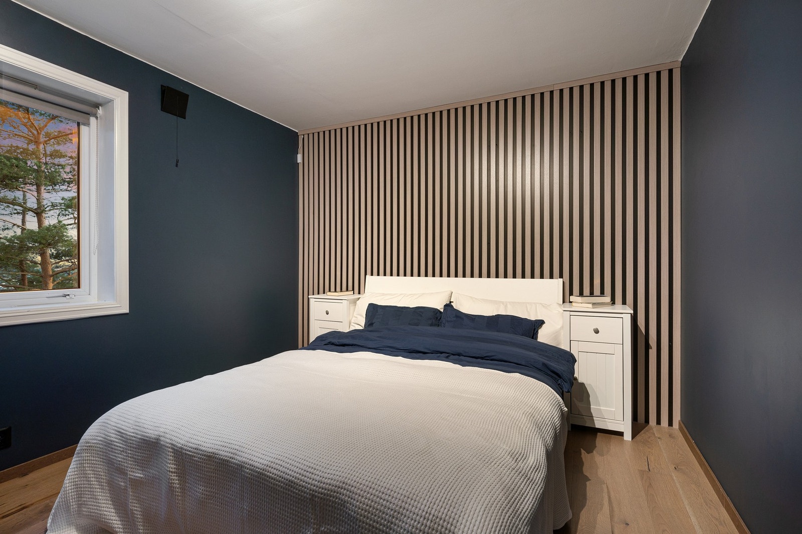 Hovedsoverommet har plass til dobbeltseng og nattbord. Den stilige kontrastveggen gir rommet et moderne uttrykk. Galleribilde