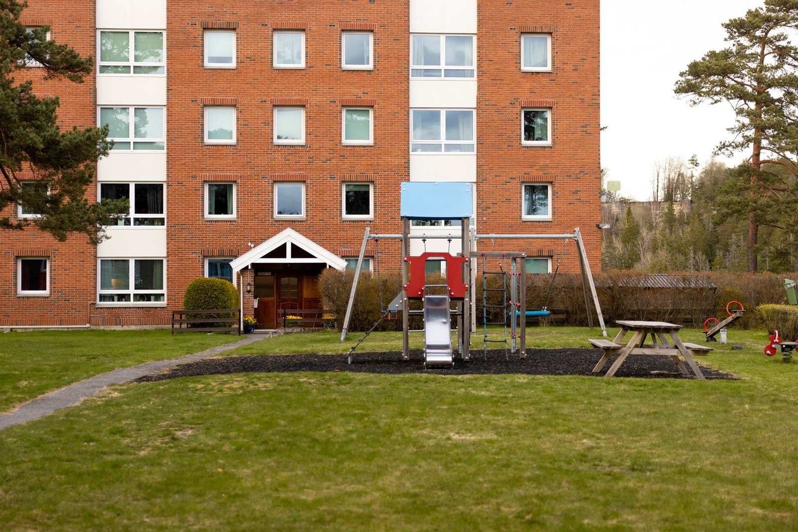 Fellesområdene er pent opparbeidet med grøntarealer slik som gressplen, diverse beplantning, prydbusker og trær. Her er det en egen lekeplass også. Galleribilde