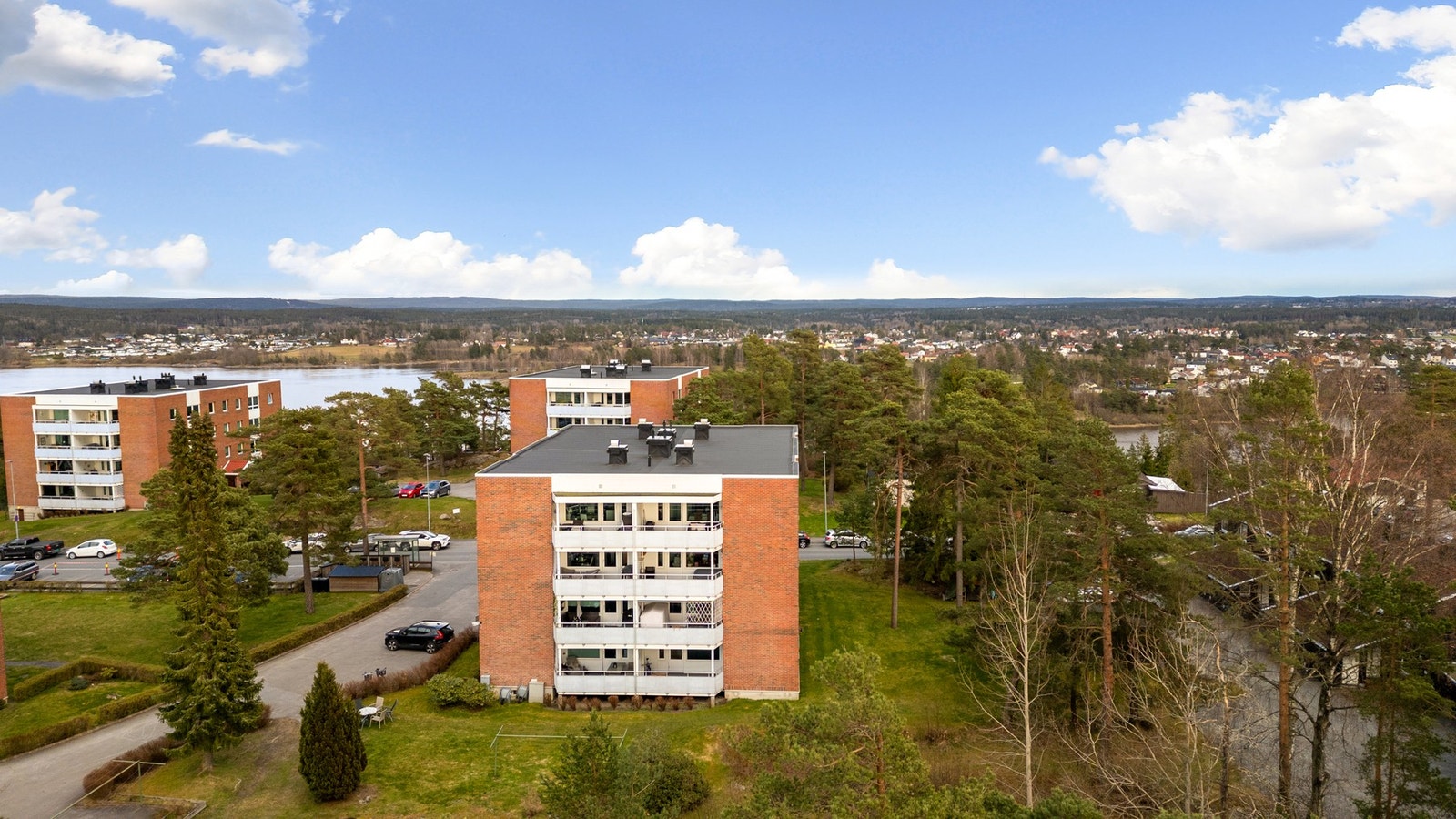 I nærheten finnes det gode barnehager og skoler, idrettsanlegg og nærbutikk. Galleribilde