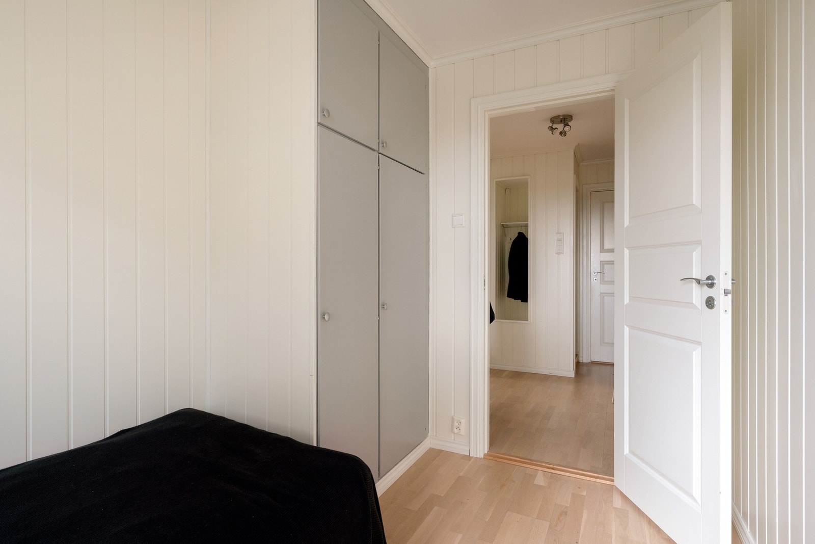 Plass til seng og nattbord samt oppbevaring av klær i det integrerte garderobeskapet. Galleribilde