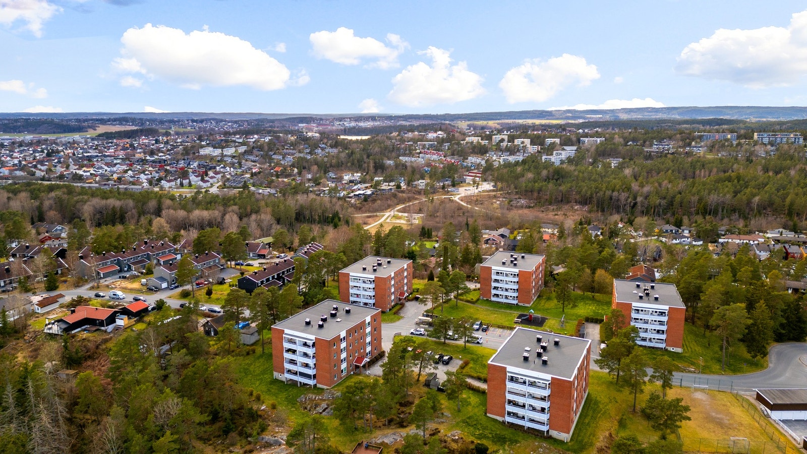 Olsokveien Borettslag ligger fint til på populære Kurland. Kort vei til sentrum samtidig som man har flotte turmuligheter rett utenfor døren. Galleribilde