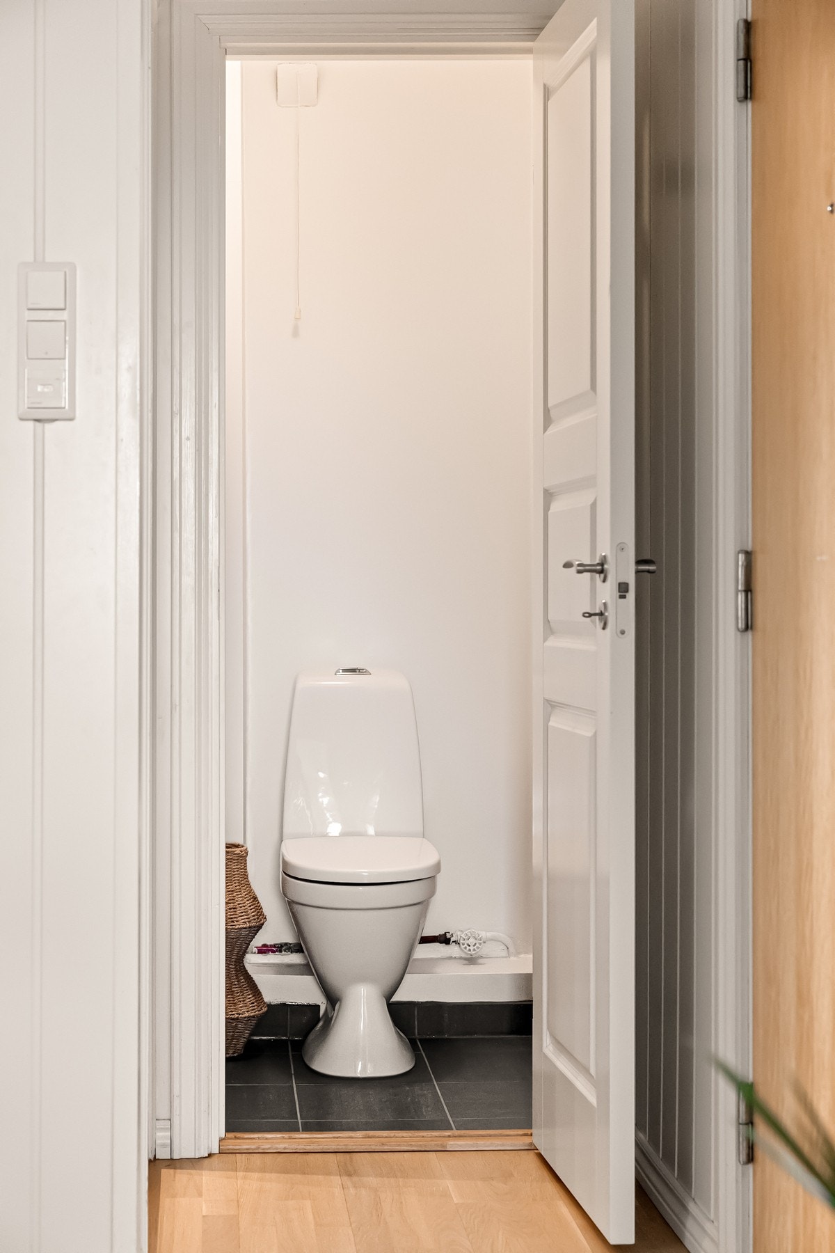 Det separate toalettrommet har nylig blitt oppgradert med blant annet nytt gulvklossett, nye fliser på gulvet og nymalte overflater. Galleribilde