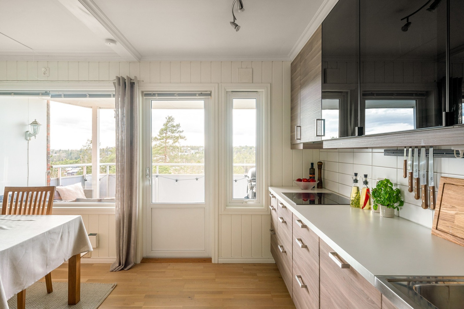 Balkongen vender mot syd/vest med tilgang fra stue/kjøkken. Galleribilde