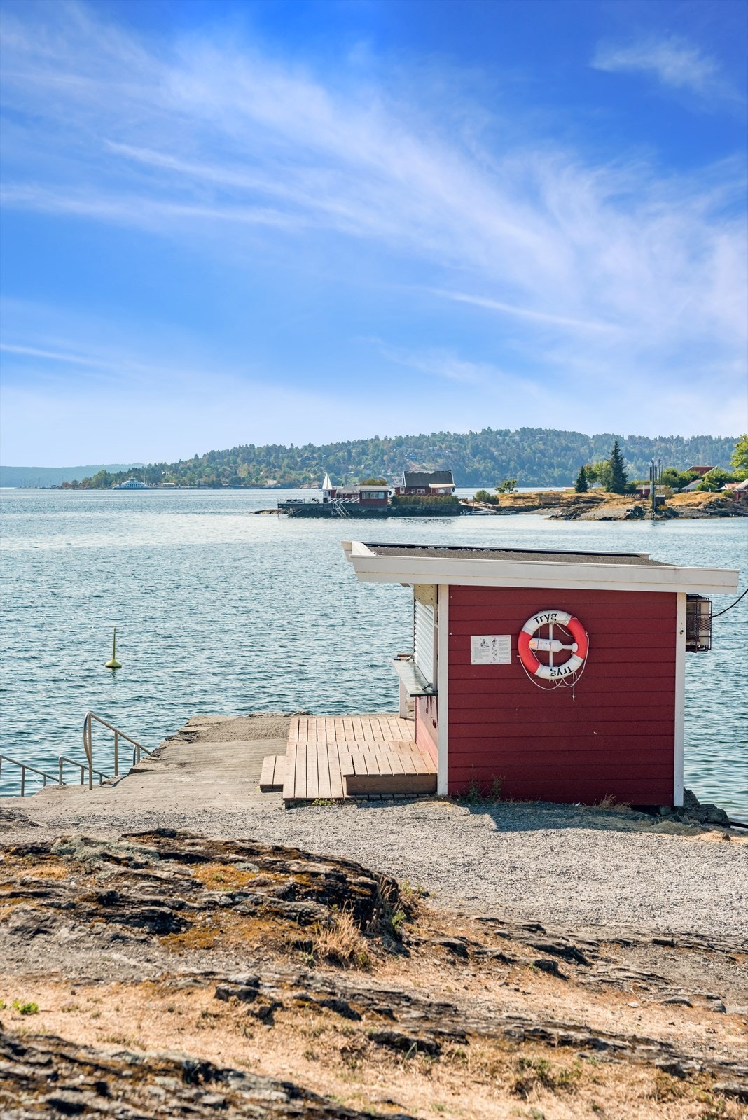 Kort gangavstand til nydelig Halden Brygge med sansdstrand, stupebrett og kiosk. Galleribilde