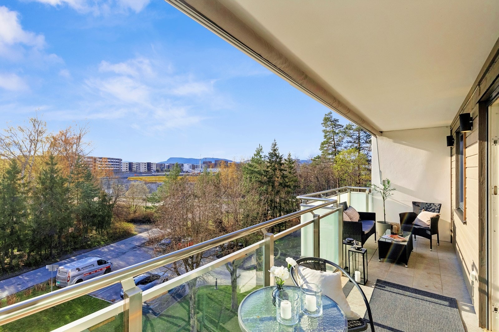 Romslig vestvendt balkong på ca 11 kvm med gode sol -og utsiktsforhold. Galleribilde