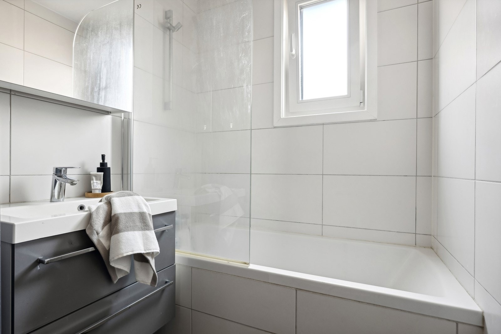 Innredning med nedfelt servant. Innmurt badekar. Veggmontert armatur og garnityr. Opplegg for vaskemaskin. Veggmontert toalett. Galleribilde