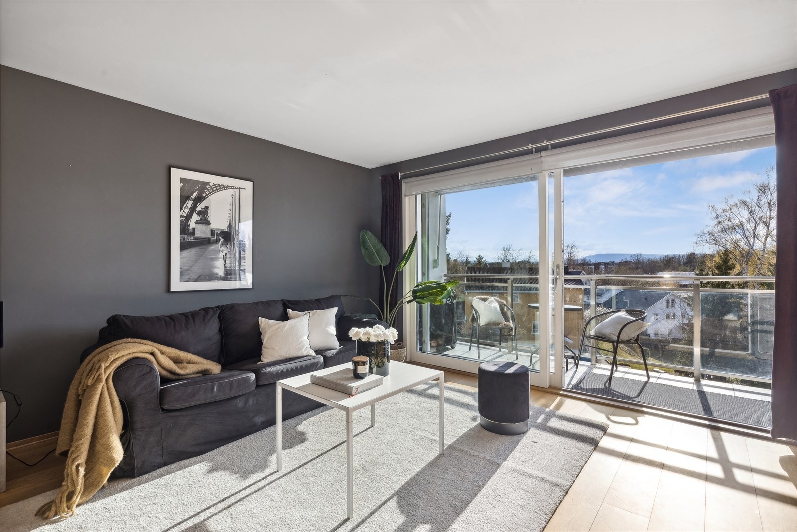 Lys stue/spisestue med fin plass til middagsgjester og utgang til romslig vestvendt balkong med gode sol -og utsiktsforhold. Galleribilde