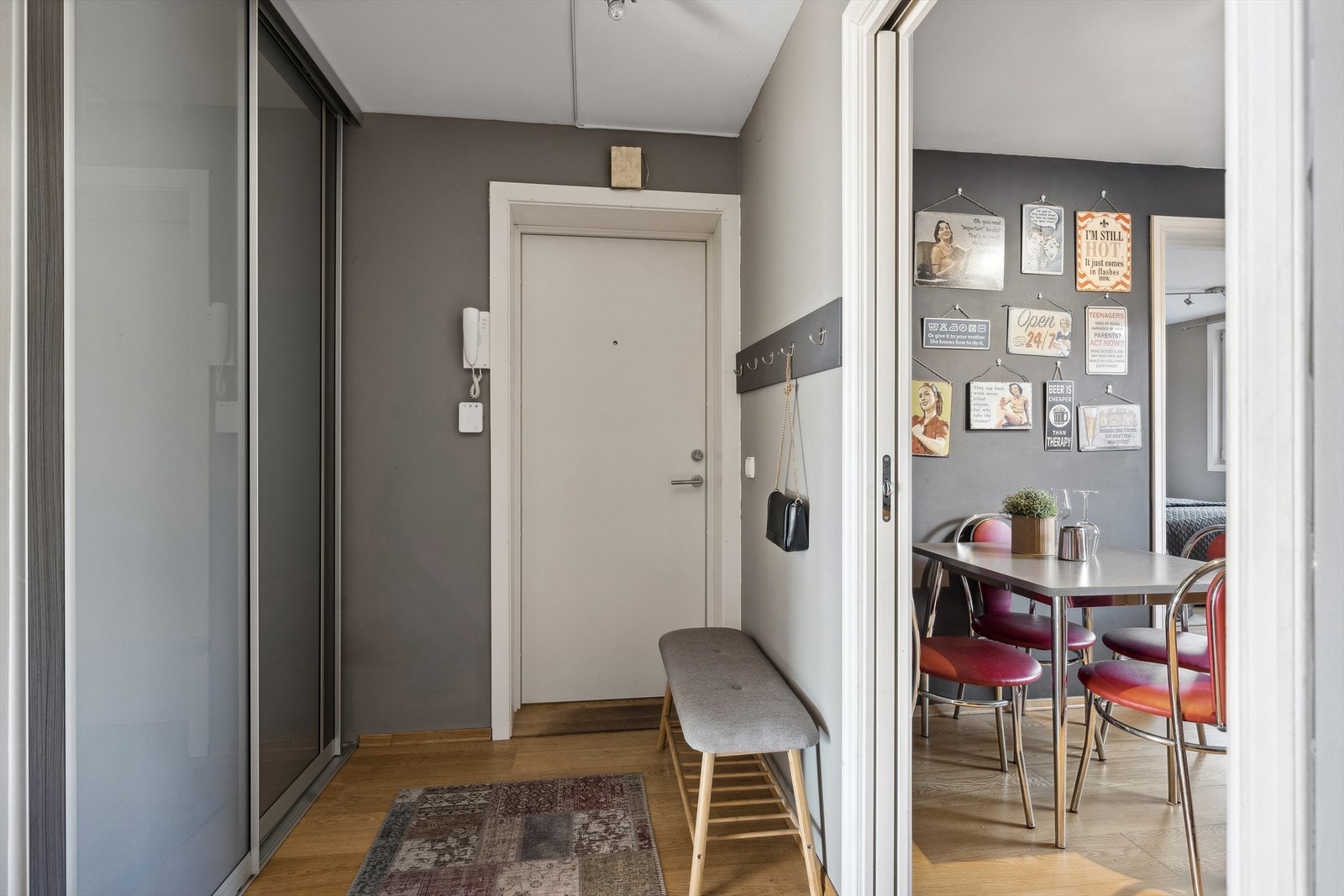 Entré med skyvedørsgarderobe. Galleribilde