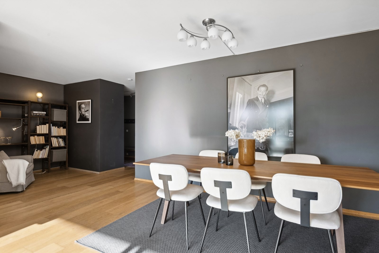 Lys stue/spisestue med fin plass til middagsgjester og utgang til romslig vestvendt balkong med gode sol -og utsiktsforhold. Galleribilde