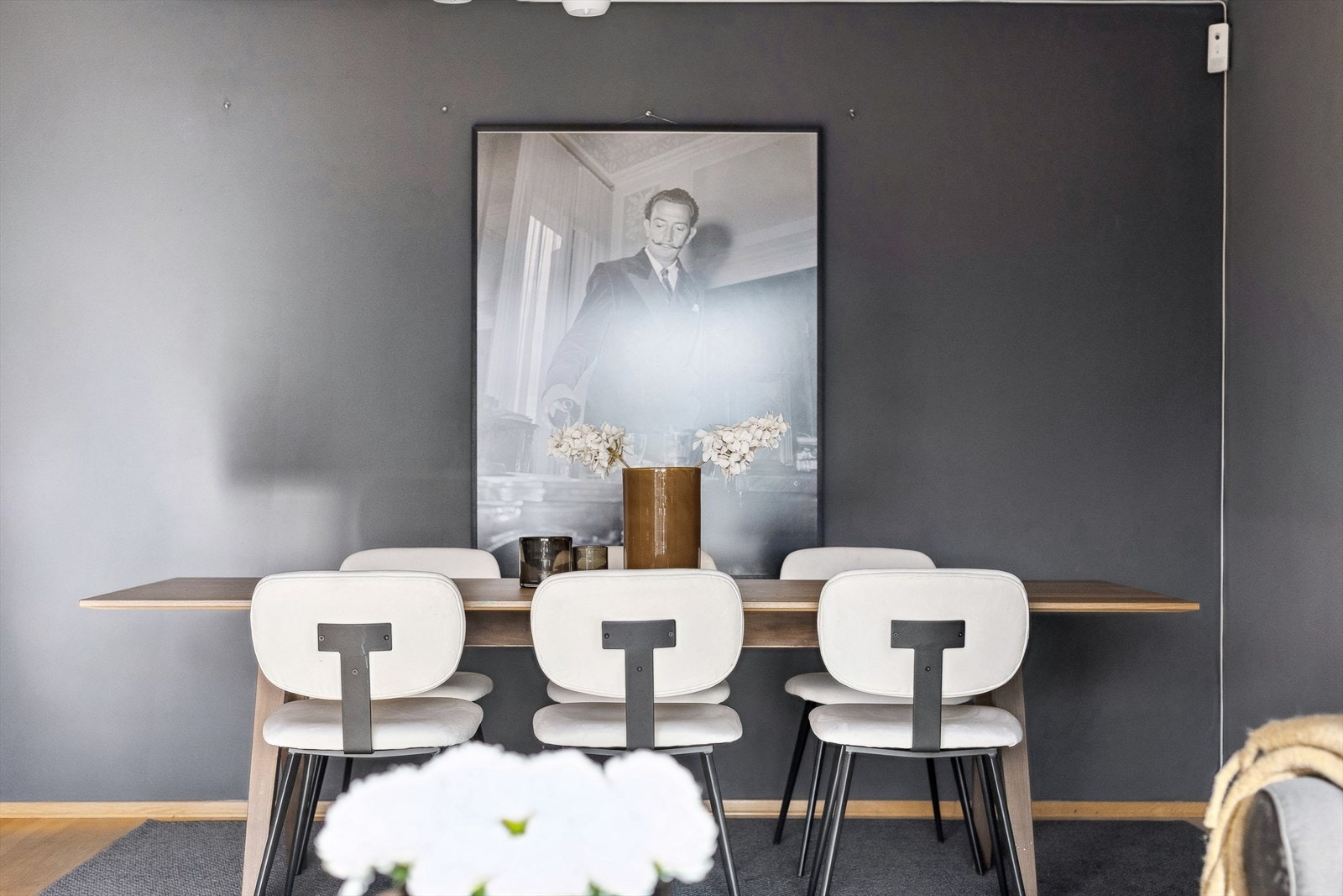 Lys stue/spisestue med fin plass til middagsgjester og utgang til romslig vestvendt balkong med gode sol -og utsiktsforhold. Galleribilde