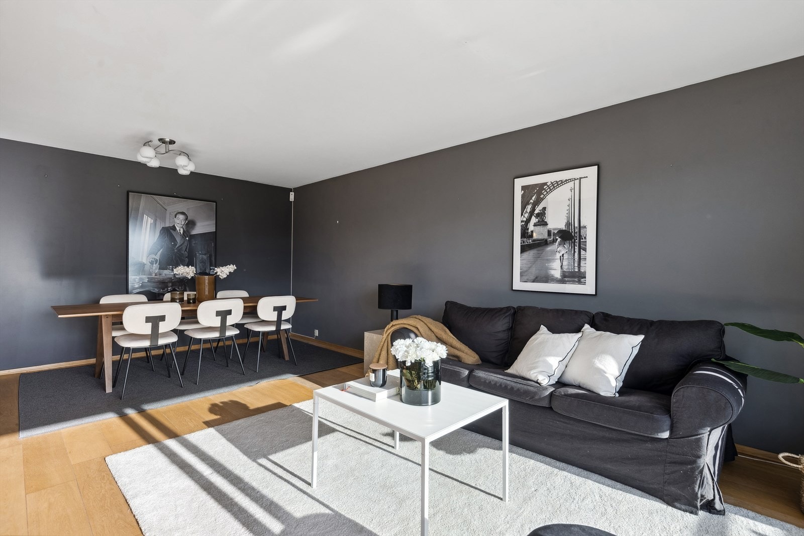 Lys stue/spisestue med fin plass til middagsgjester og utgang til romslig vestvendt balkong med gode sol -og utsiktsforhold. Galleribilde