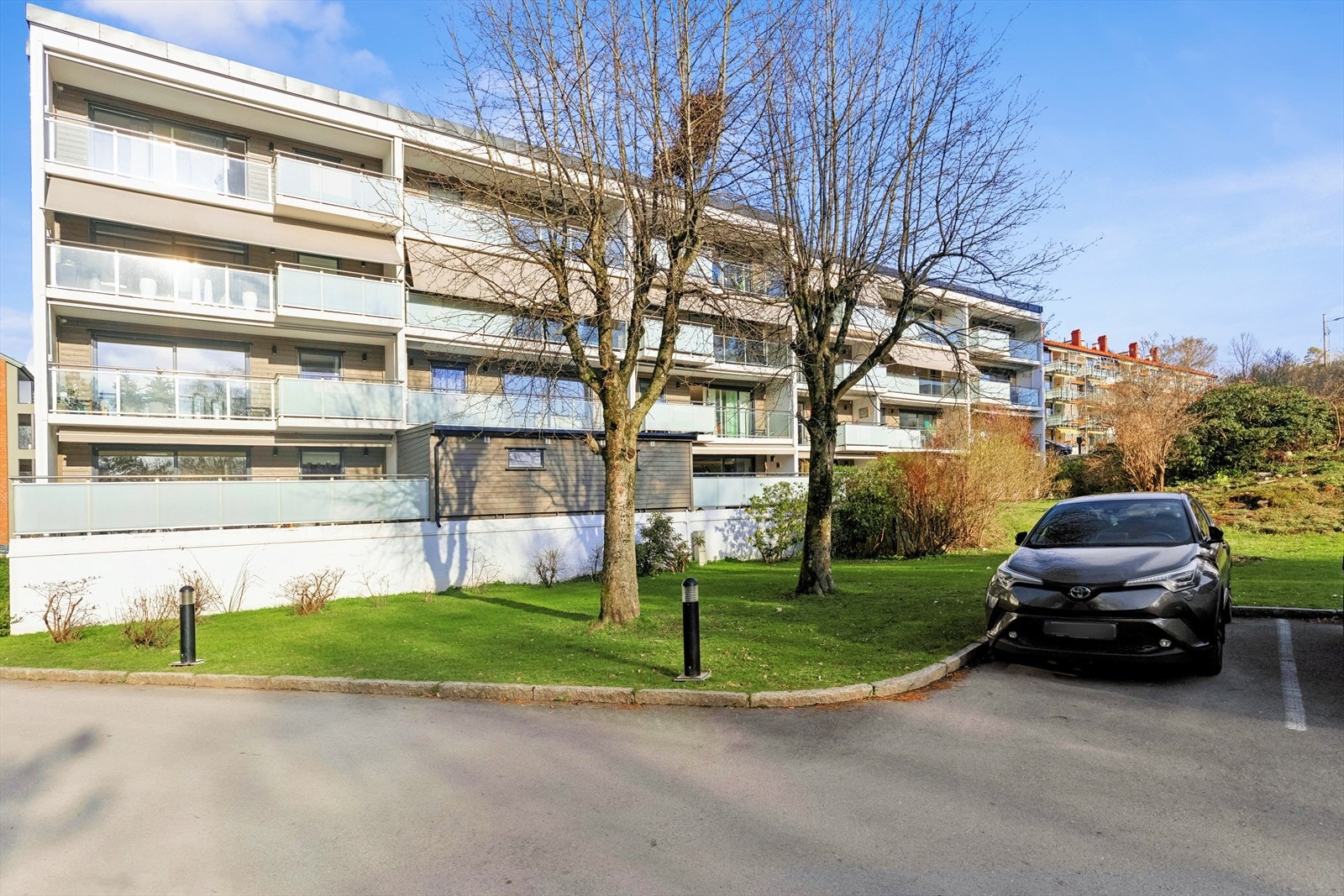 Tomten og fellesarealer er pent opparbeidet med grøntarealer, vegetasjon og asfalterte adkomstpartier. Galleribilde