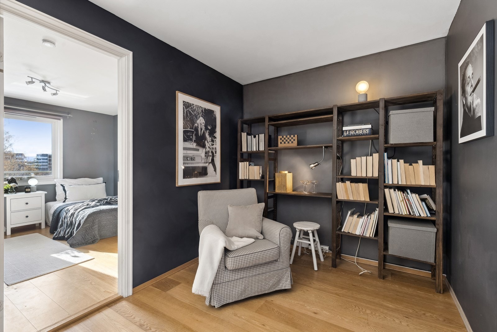 Del av stue/spisestue med flere bruksområder. Bibliotek og lesekrok, hjemmekontor etc. Galleribilde