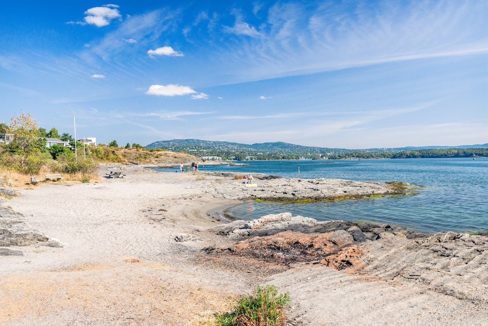 Kort gangavstand til nydelig Halden Brygge med sansdstrand, stupebrett og kiosk. Galleribilde