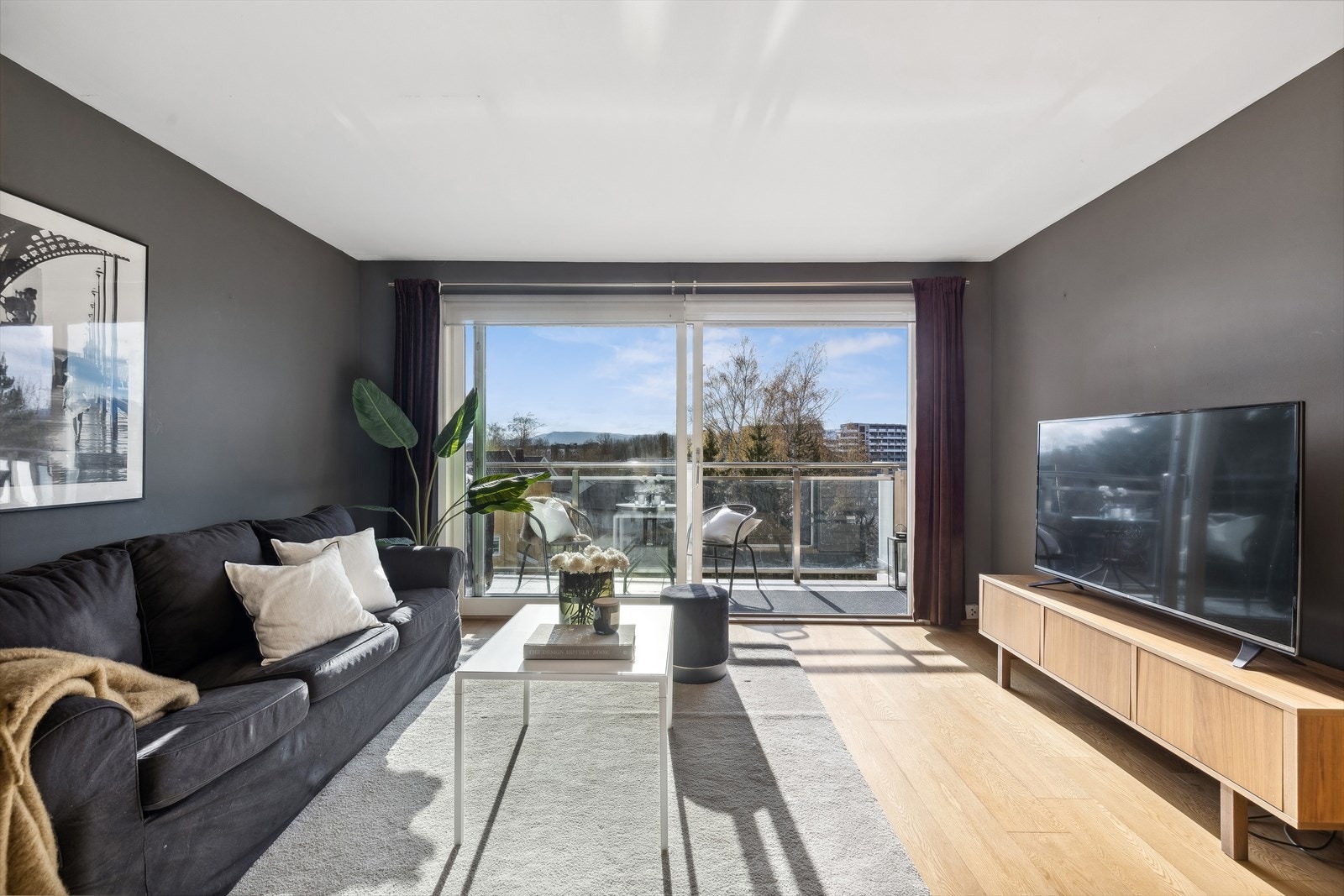 Lys stue/spisestue med fin plass til middagsgjester og utgang til romslig vestvendt balkong med gode sol -og utsiktsforhold. Galleribilde