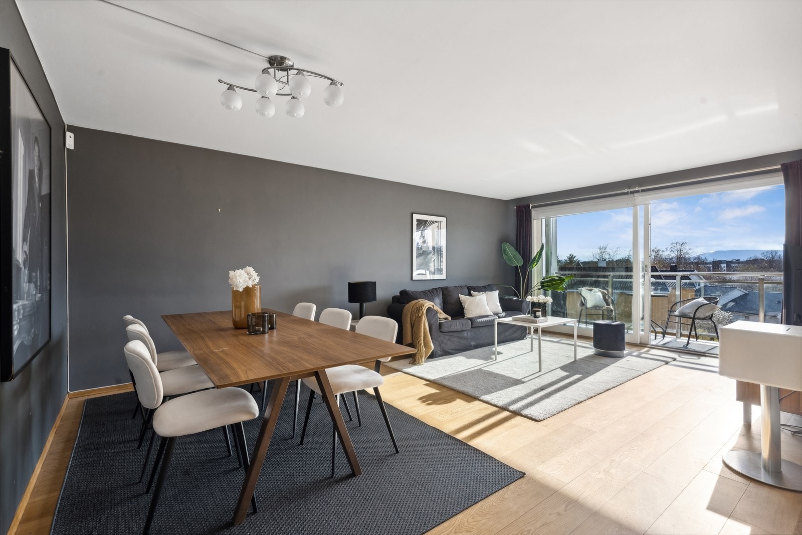 Lys stue/spisestue med fin plass til middagsgjester og utgang til romslig vestvendt balkong med gode sol -og utsiktsforhold. Galleribilde