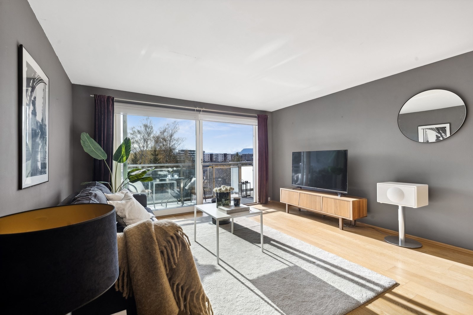 Lys stue/spisestue med fin plass til middagsgjester og utgang til romslig vestvendt balkong med gode sol -og utsiktsforhold. Galleribilde