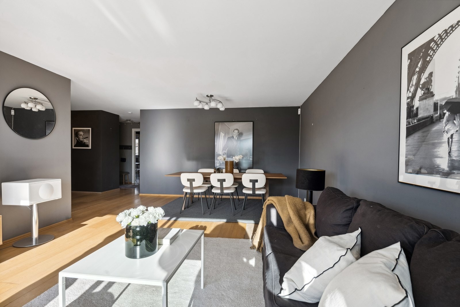 Lys stue/spisestue med fin plass til middagsgjester og utgang til romslig vestvendt balkong med gode sol -og utsiktsforhold. Galleribilde