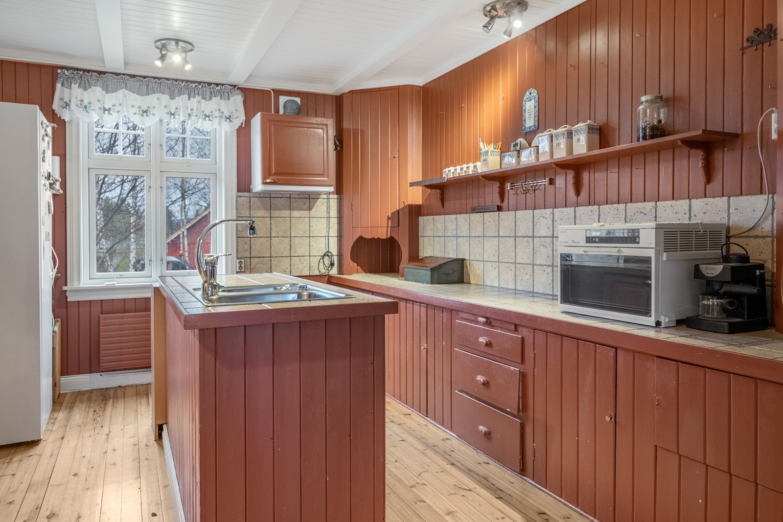 Kjøkken med kjøkkenøy. Galleribilde