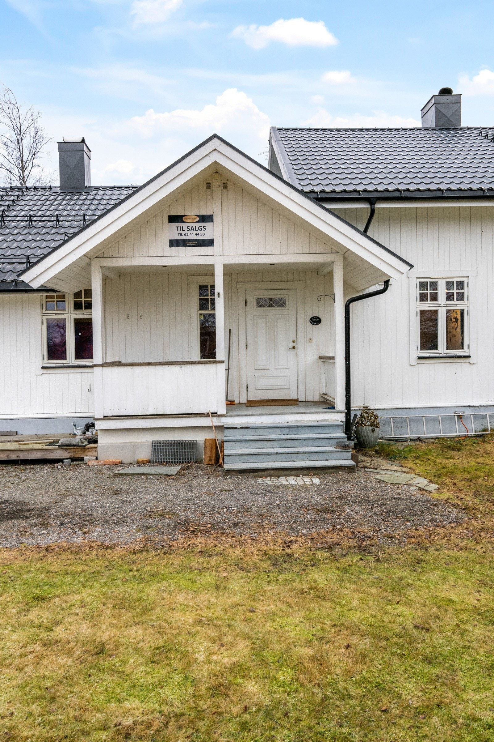 Koselig, overbygget inngangsparti. Galleribilde