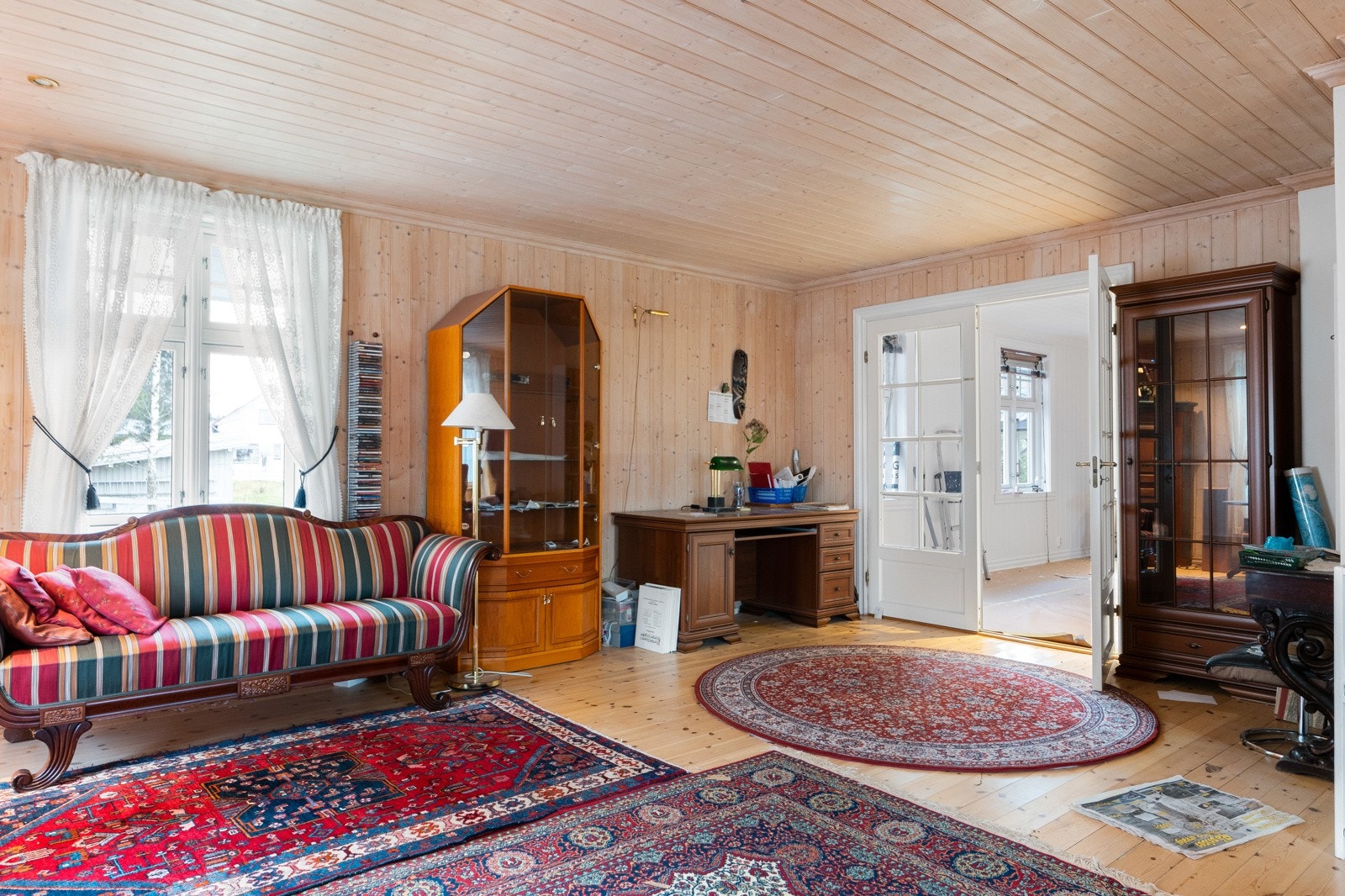 Romslig stue med god plass til sofakrok. Galleribilde