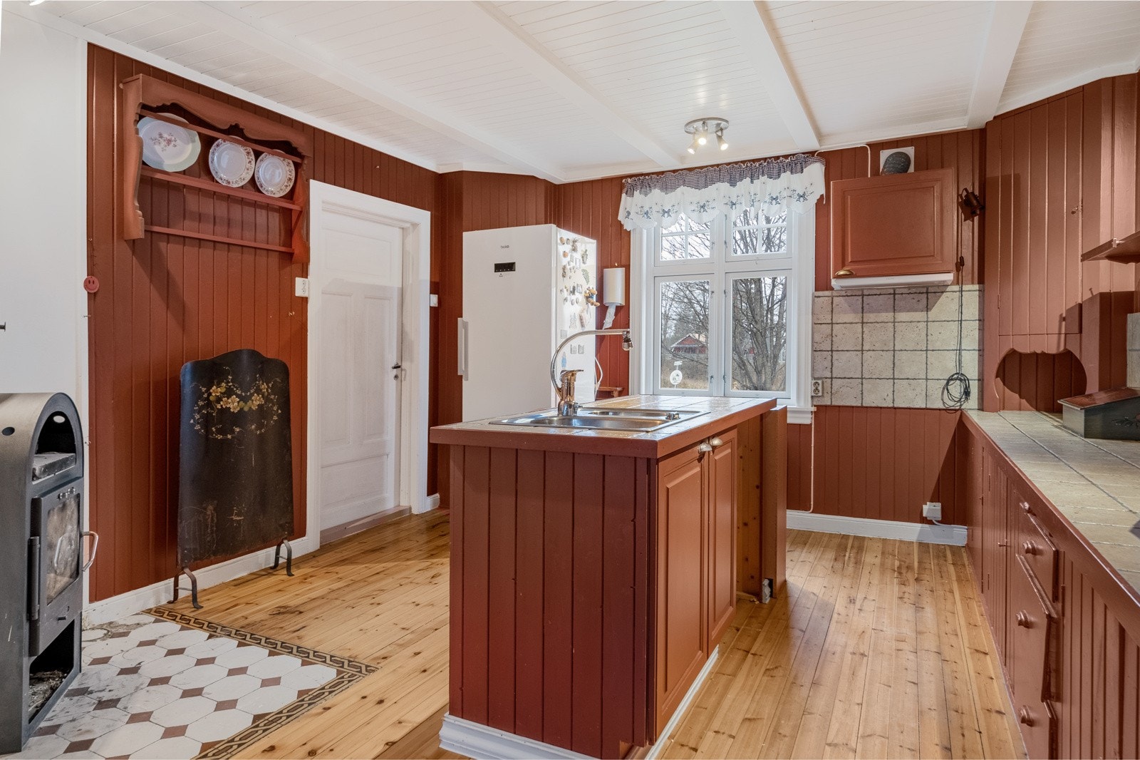 Plass for frittstående hvitevarer på kjøkkenet. Galleribilde