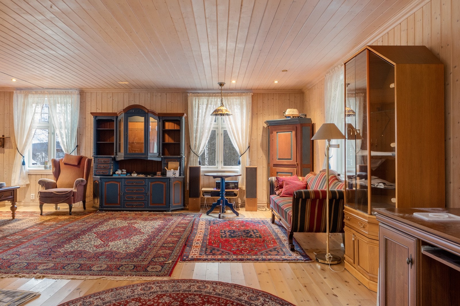 Stuen har god plass til spisestue. Galleribilde