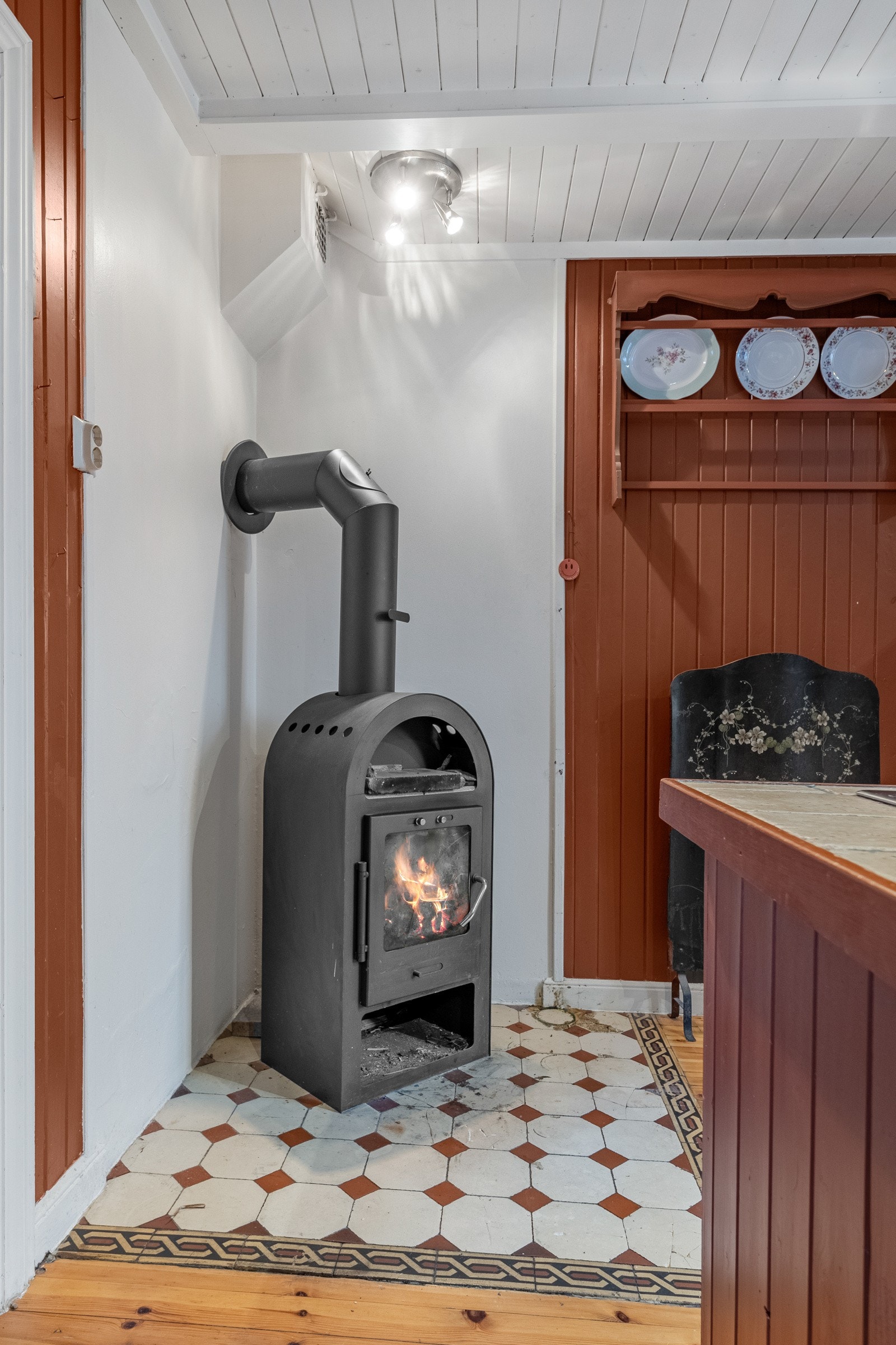 Vedfyring på kjøkkenet. Galleribilde