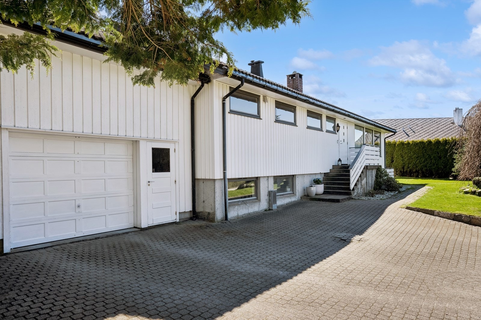 Garasje med port og el bil lader. Det er i tillegg 27 kvm på loft over garasje som kan fint brukes som et stort lagringsrom, eventuelt et kinorom? Galleribilde
