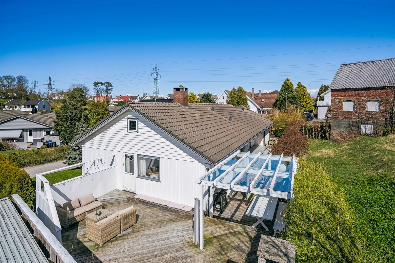 Det er utgang til en herlig og skjermet terrasse på vestsiden av boligen Galleribilde