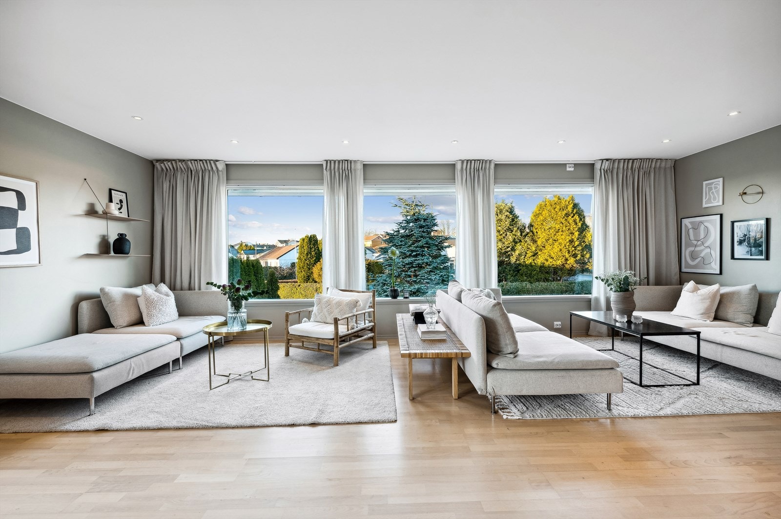 De store vindusflatene i stuen slipper inn rikelig med naturlig dagslys. Galleribilde