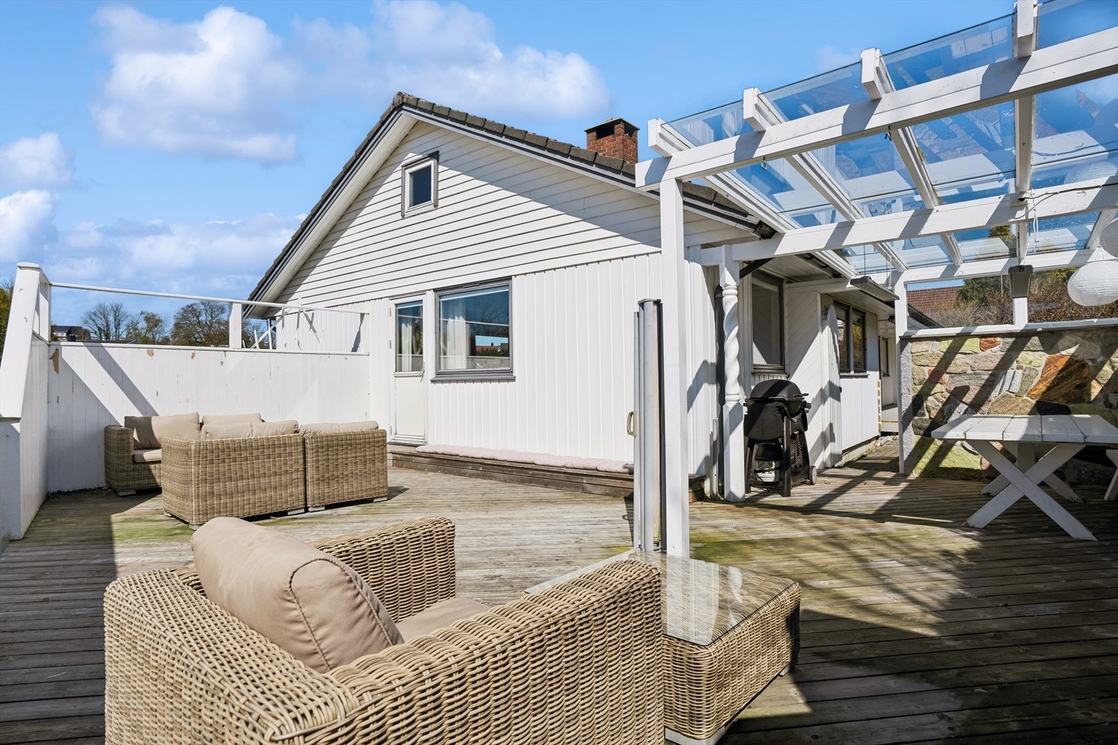 Stille, trygt og rolig. Her har man gangavstand til skole, ungdomsskole, flere barnehager og Helgø/Meny Matsenter. Enkel, rask adkomst til hovedfartsårer som E39 og Rv 44 med forbindelse til Forus, Stavanger og Jæren, samt kort avstand til Sandnes sentrum Galleribilde