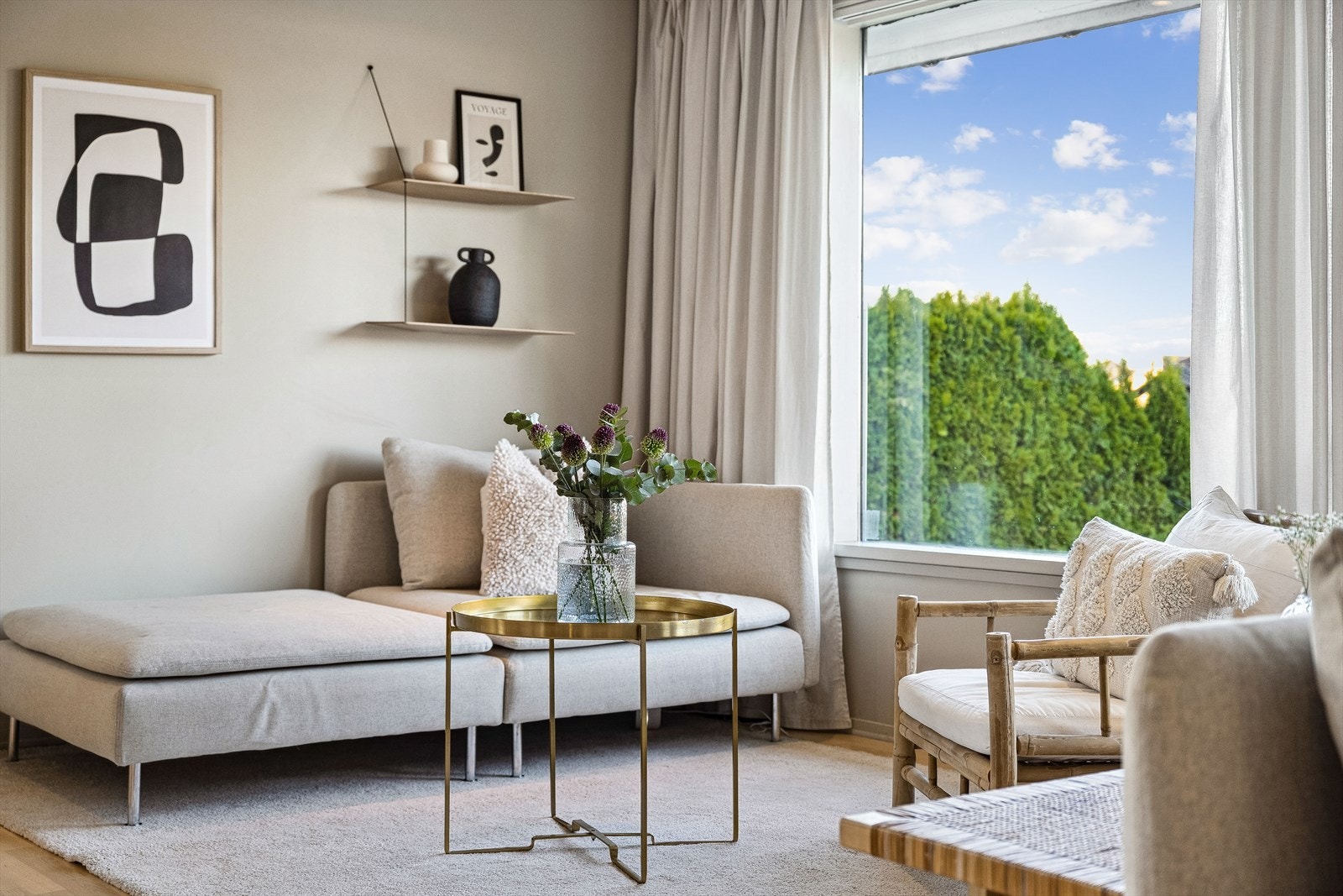 Det er parkett på gulv, downlights i himling og vegger er malt i tidsriktige fargevalg. Galleribilde