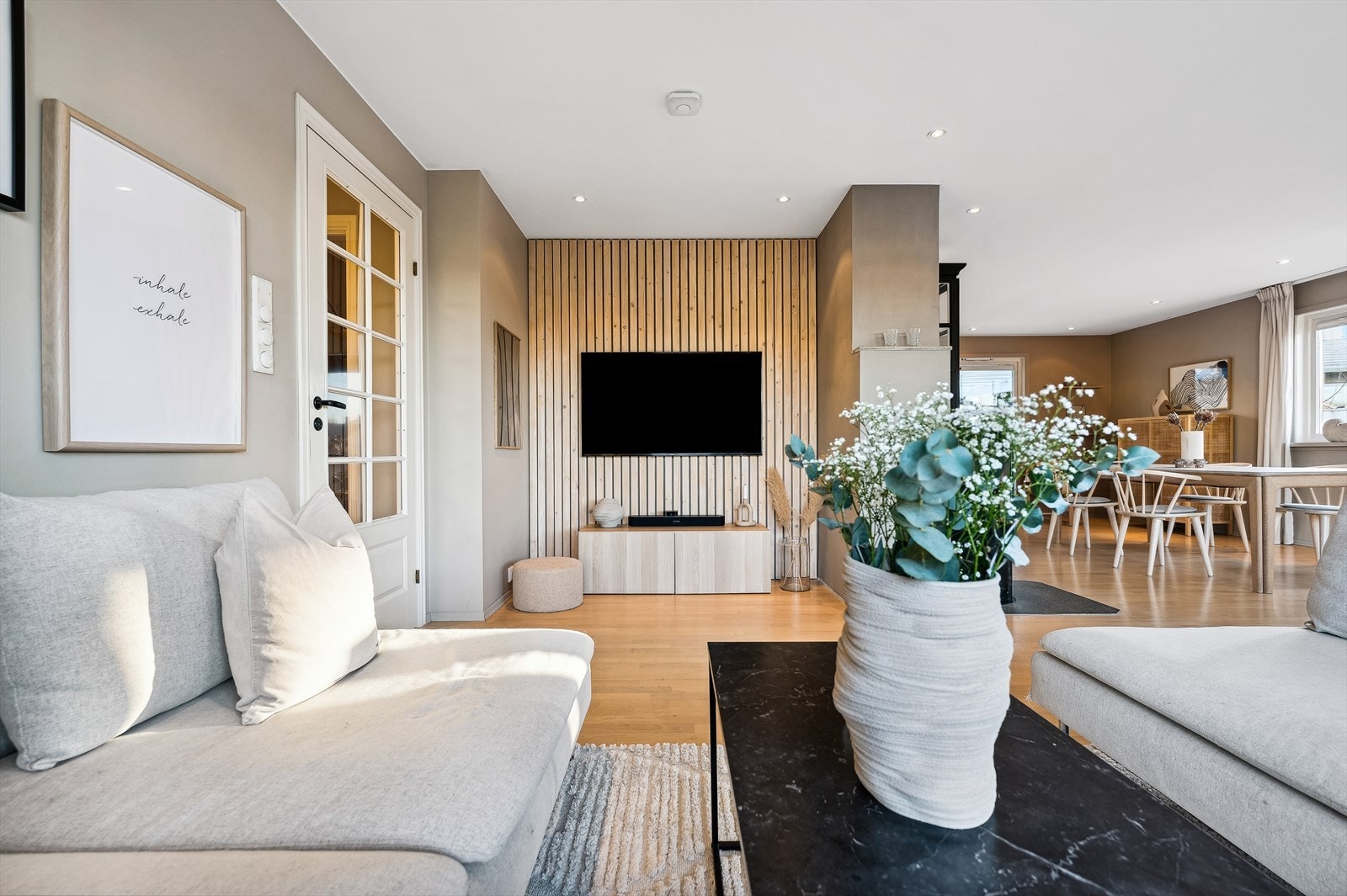 Det er god plass til flere sittegrupper i stuen. Galleribilde