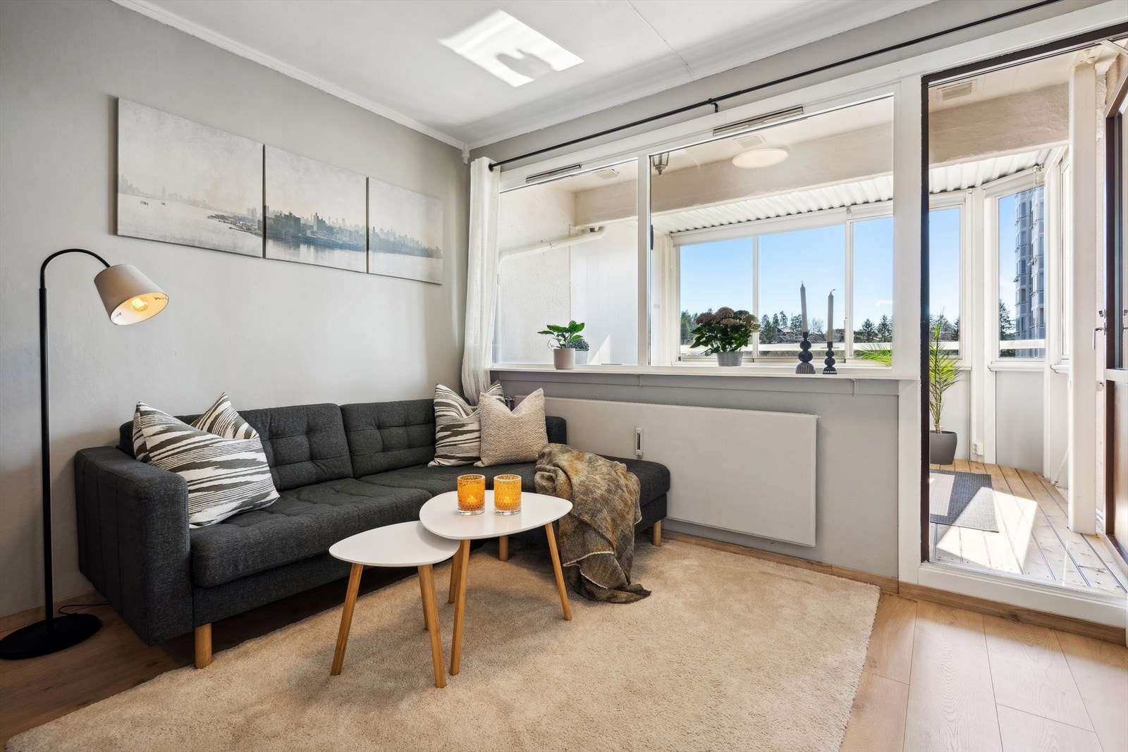 Stuen oppleves varm og hyggelig, og de store vindusflatene slipper inn godt med lys Galleribilde