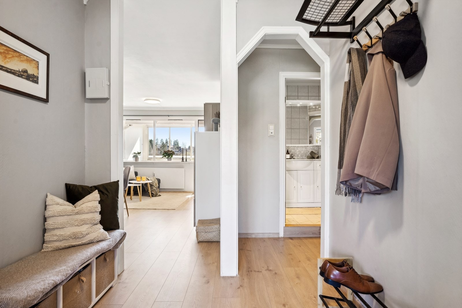 Leiligheten har en innbydende og ryddig entre, som gir et meget godt førsteinntrykk Galleribilde