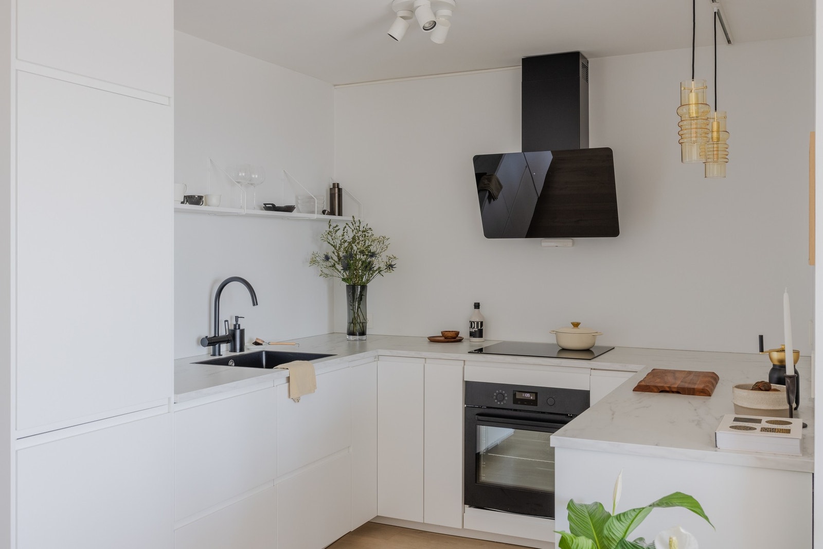 Moderne og stilren kjøkkeninnredning fra 2019. Galleribilde