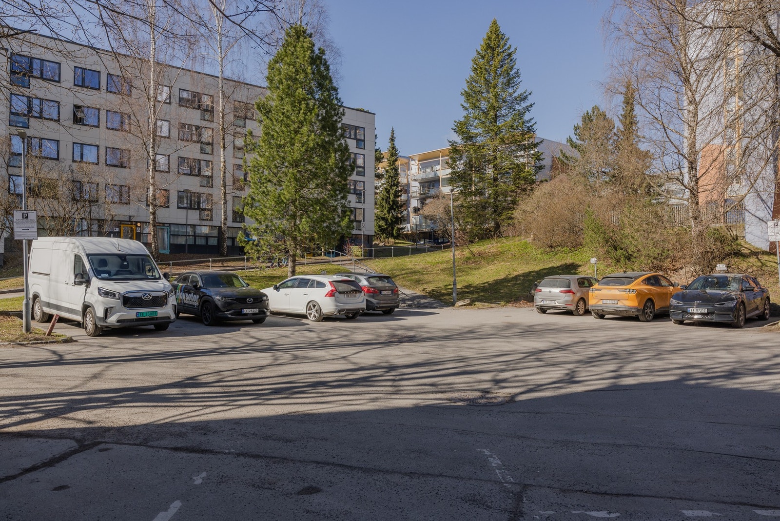 Gjesteparkering, samt mulighet for leie av parkeringsplass i garasjeanlegg. Galleribilde