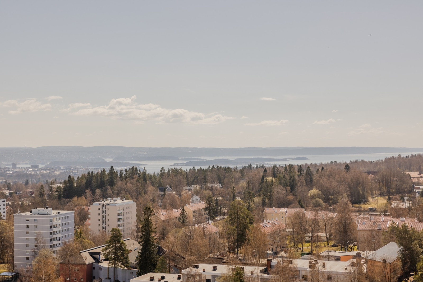 Fantastisk utsikt over byen og fjorden. Galleribilde