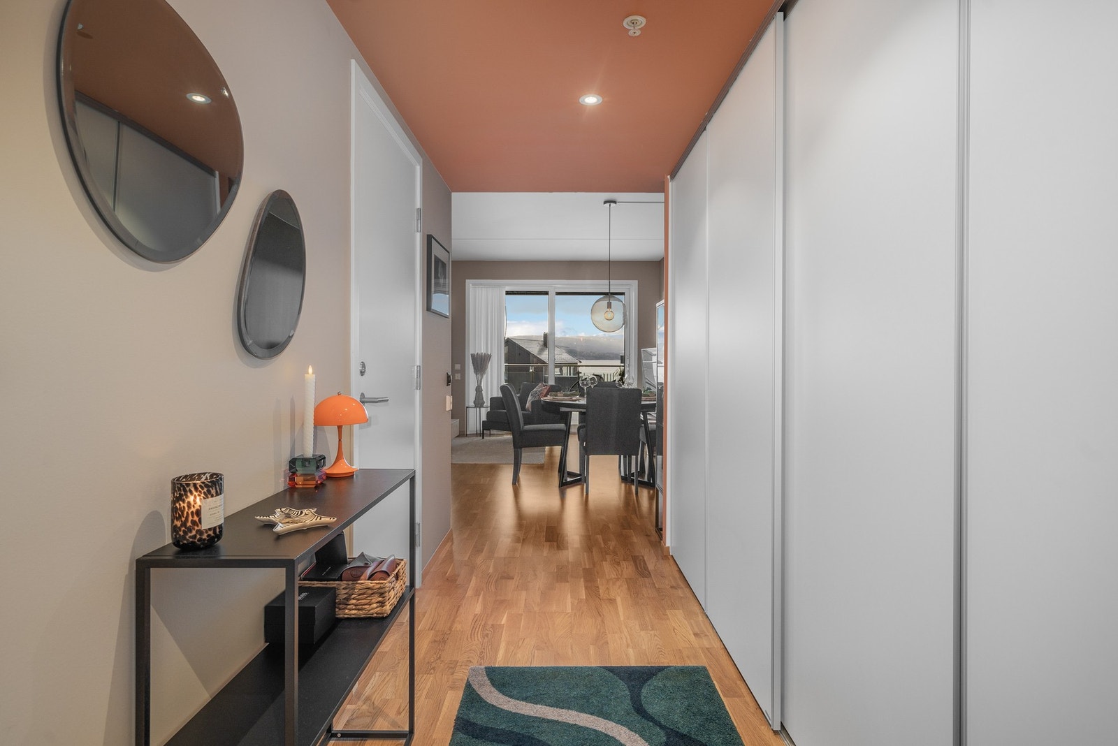 Mellomgang med stor skyvedørsgarderobe til oppbevaring Galleribilde