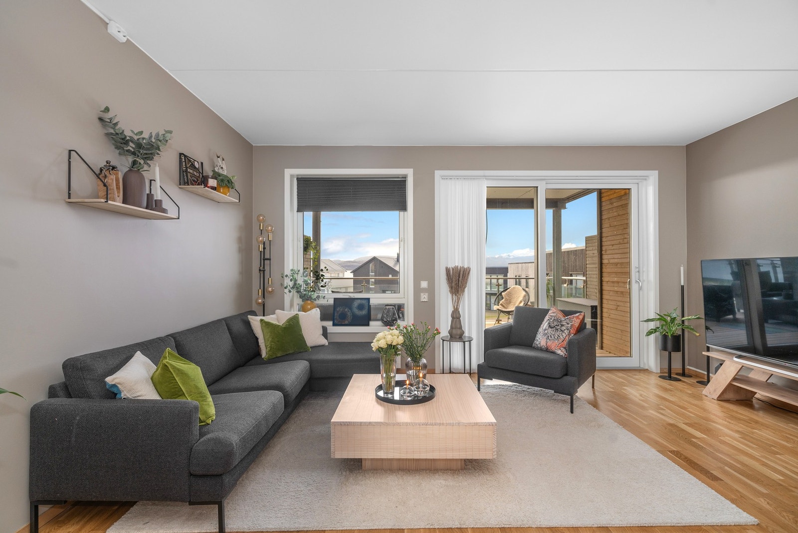 Store vindusflater gir godt med naturlig lys inn i leiligheten Galleribilde