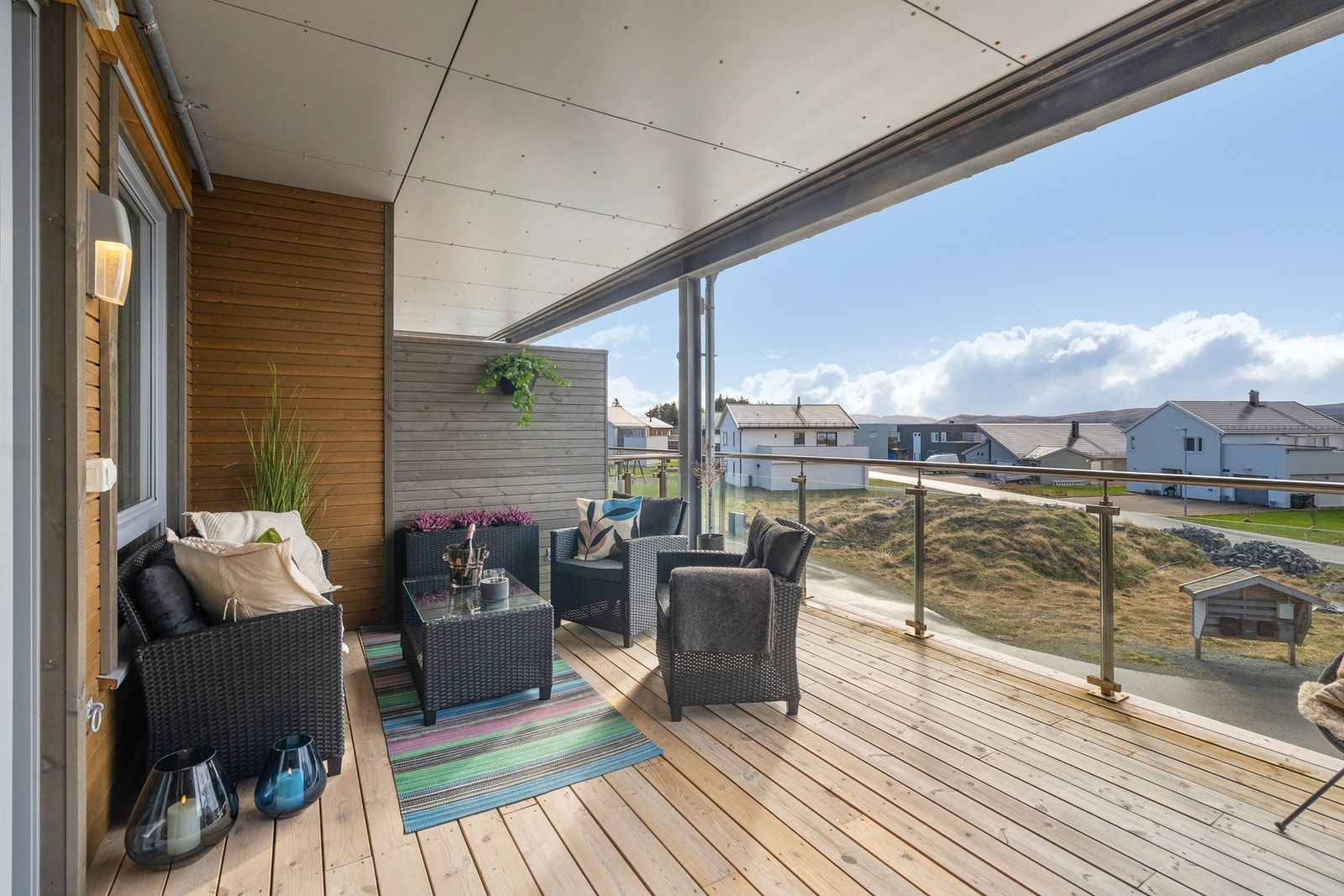 På balkongen er det plass til en stor sittegruppe, grill og mere til Galleribilde