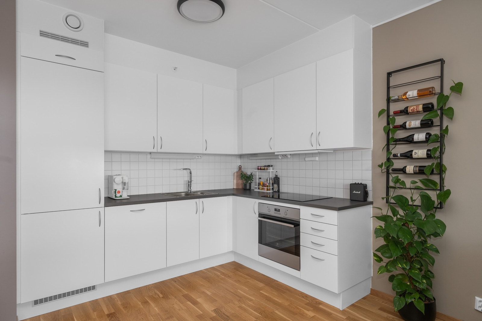 Lys innredning med skap og overskap. Galleribilde